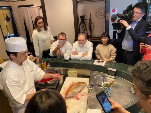 齋藤さんの教育プログラムで、ヨーロッパからの参加者を前に日本の伝統的な生魚の保存処理方法である生き締めも披露された。 &nbsp; &nbsp; GEN Japan 提供