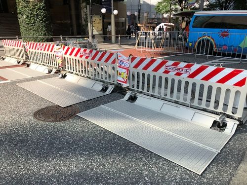 A Hercules barrier installed on a road. The slatted metal sheet is designed to bend and absorb the force of a speeding vehicle.&nbsp; &nbsp; &nbsp; Source: Try-U