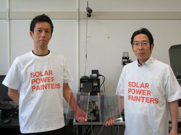 加藤教授（左）とCEOの下山田さん（右）は小山高専時代の同級生だ。     ソーラーパワーペインターズ 提供<br>