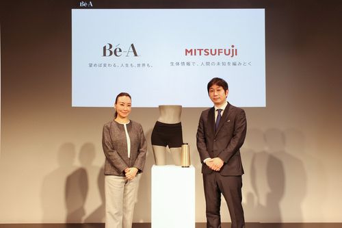 経血量を測定できるナプキン一体型吸水ショーツを発表したBé-A Japan髙橋代表（左）とミツフジ三寺代表。&nbsp; &nbsp; Bé-A Japan 提供