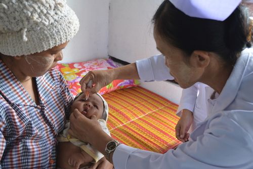 ポリオワクチンを接種するミャンマーの子どもたち&nbsp; &nbsp; &nbsp;日本リユースシステム 提供