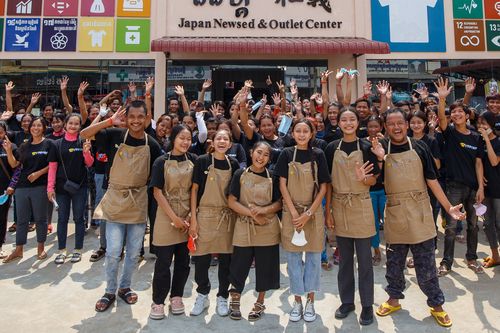 カンボジア直営店で働く人々。自分たちが商品を売ることで、誰かの役に立てることが働くモチベーションになっている。 日本リユースシステム 提供