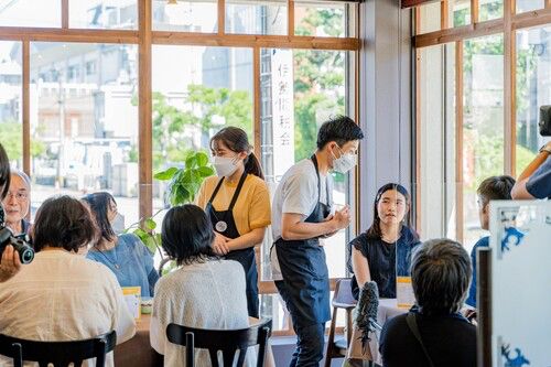 2022年7月三重県伊勢市で開催された際には、スタッフ考案の「伊勢茶プリン」もメニューに並んだ 。&nbsp; &nbsp; &nbsp; 注文に時間がかかるカフェ 提供<br>