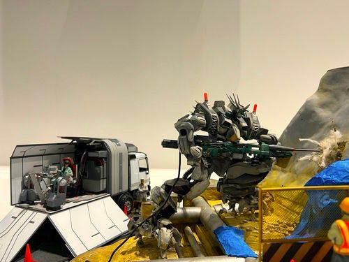 A concept image of a “pilot” operator (left) and a "full-body" JINKI robot.&nbsp; &nbsp; &nbsp; Source: Man-Machine Synergy Effectors