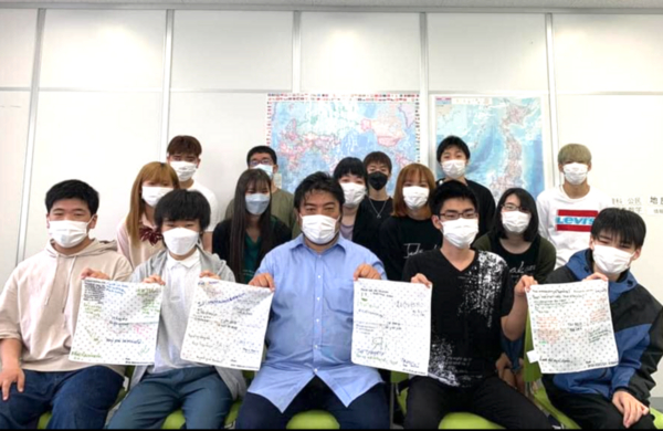 NGO head Naoya Kodama (center) together with the student letter writers.&nbsp; &nbsp; &nbsp; Source: Earth Walkers