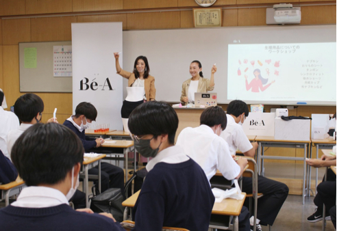 今年6月に湘南学園（神奈川県藤沢市）にて開催された生理セミナーにてタンポンを手にお話しする髙橋さん。&nbsp; &nbsp; Bé-A Japan 提供
